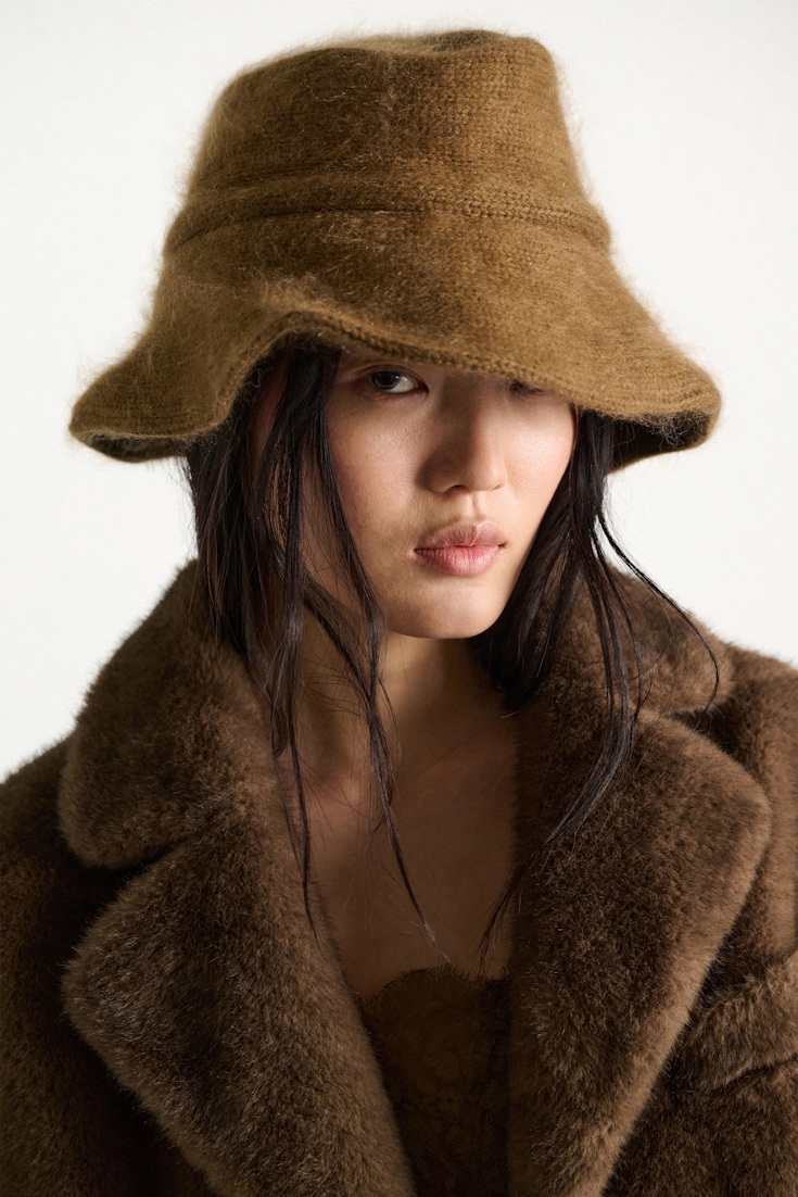 Dorothee Schumacher Merino-cashmere bucket hat porcini Model Detail View