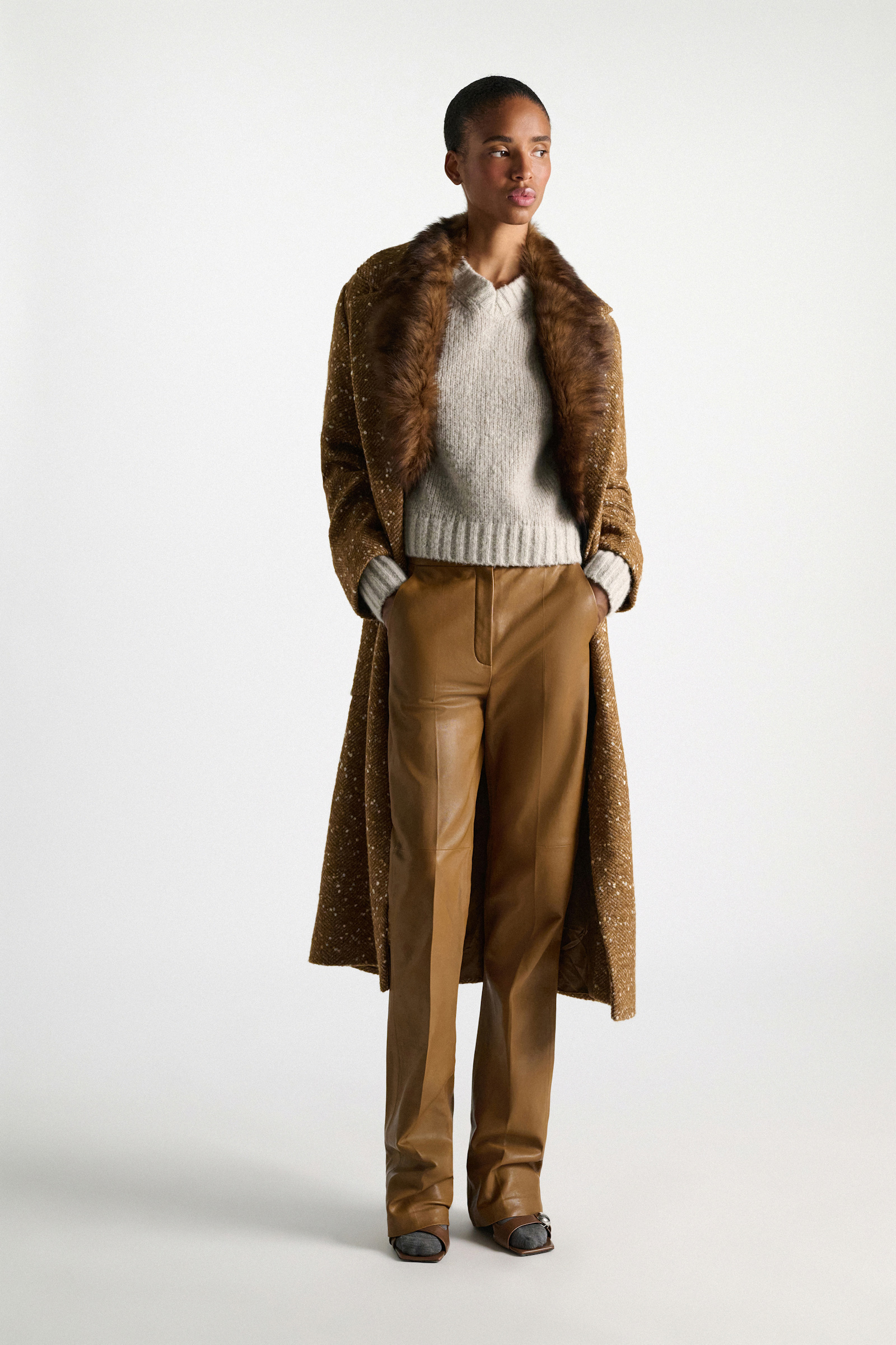 Dorothee Schumacher Cashmere V-neck pullover champignon Model Front View