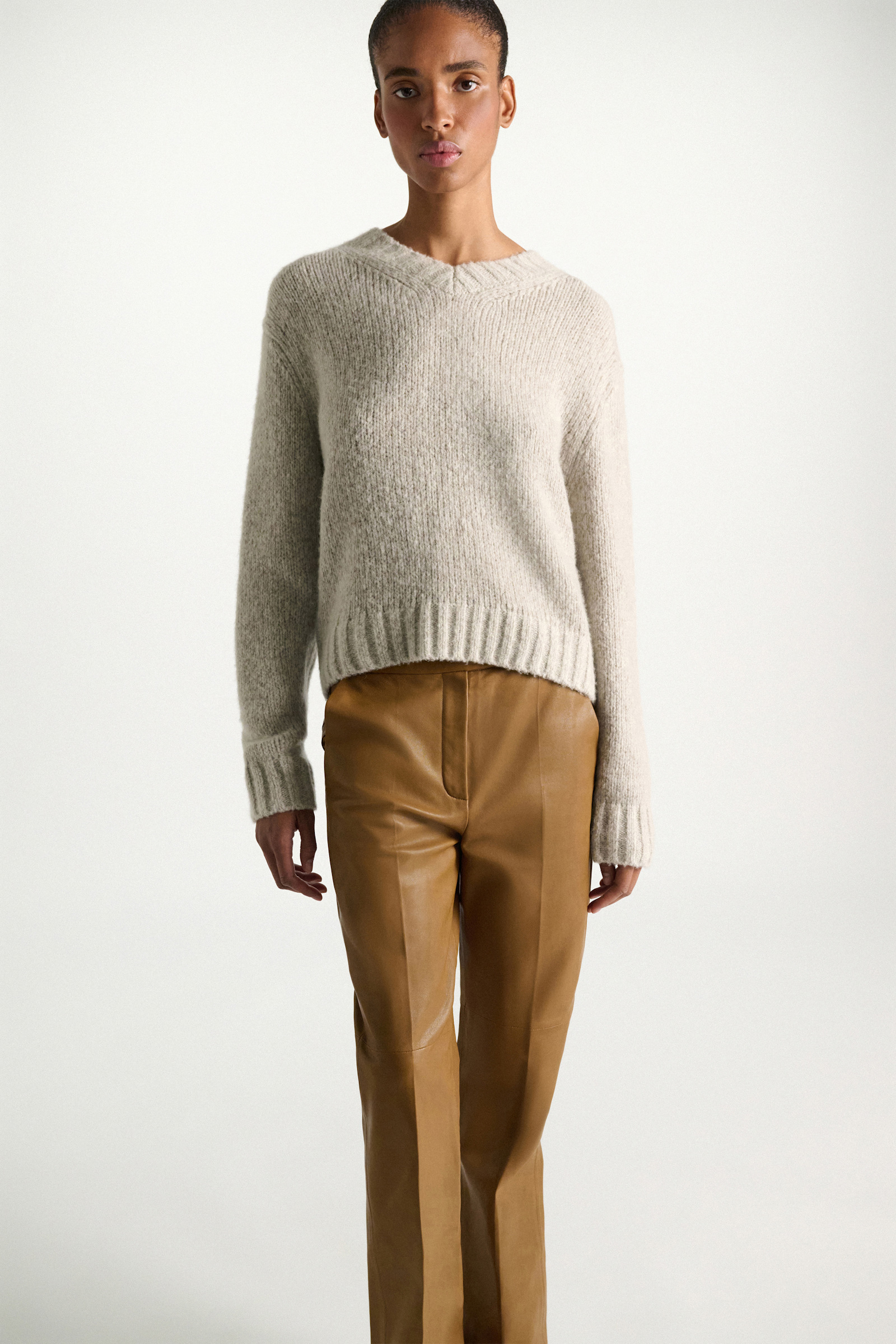 Dorothee Schumacher Cashmere V-neck pullover champignon Model Detail View