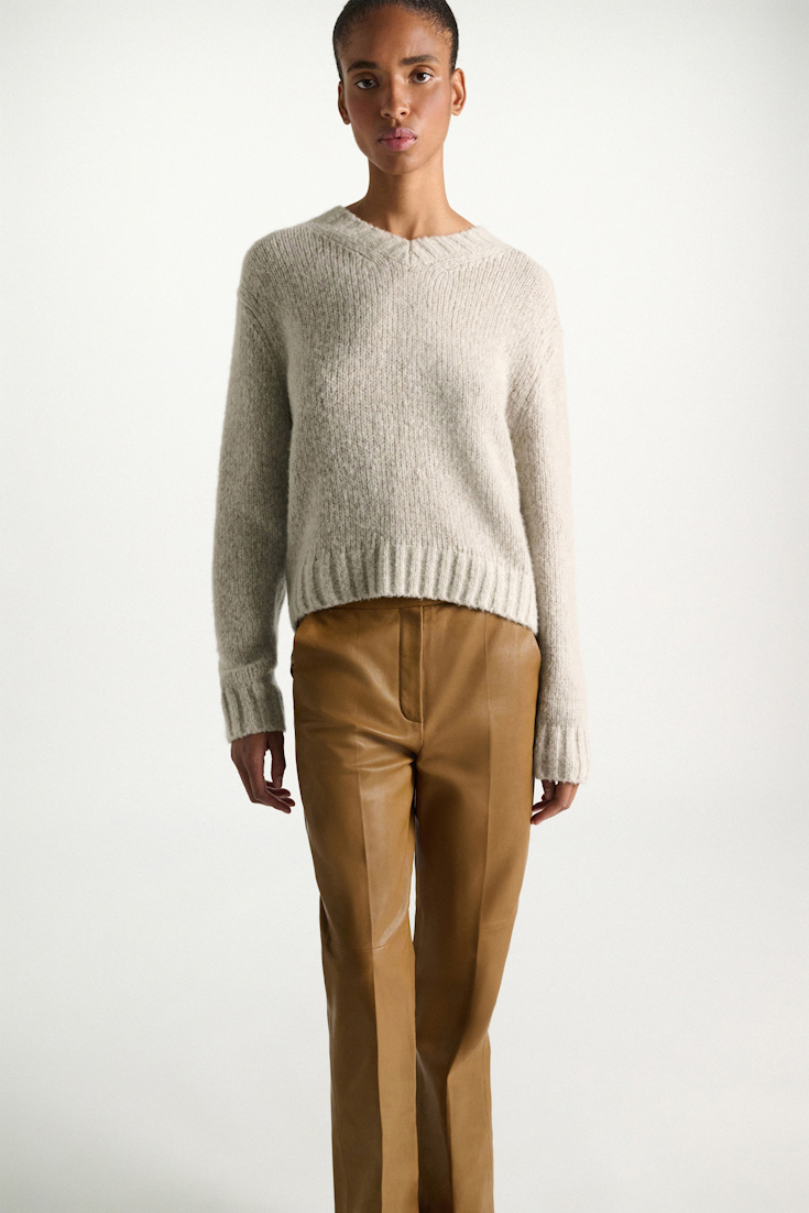 Dorothee Schumacher Cashmere V-neck pullover champignon Model Detail View