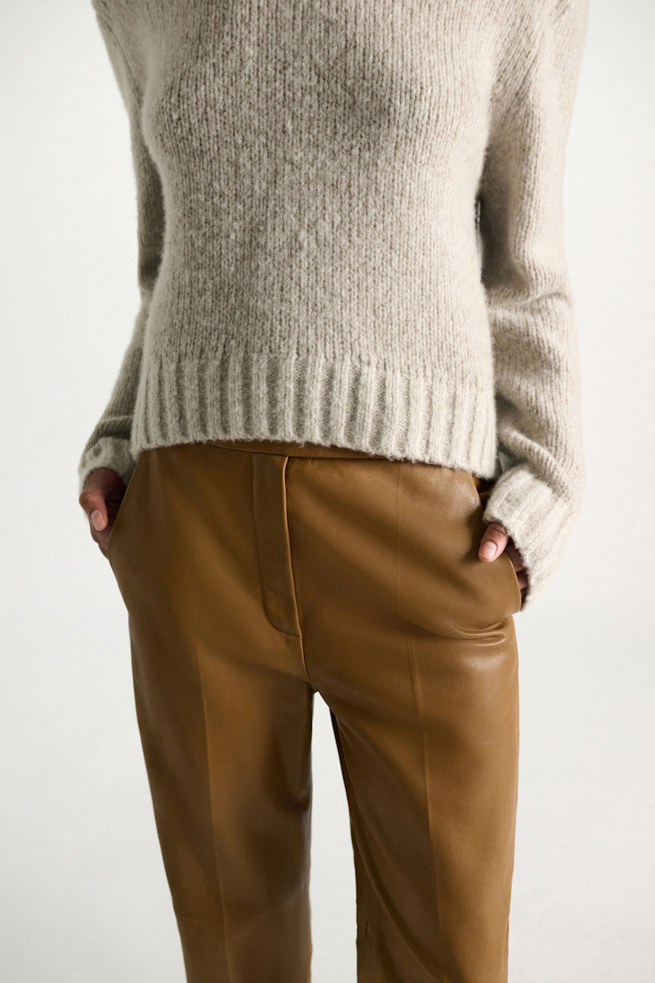 Dorothee Schumacher Cashmere V-neck pullover champignon Model Detail View