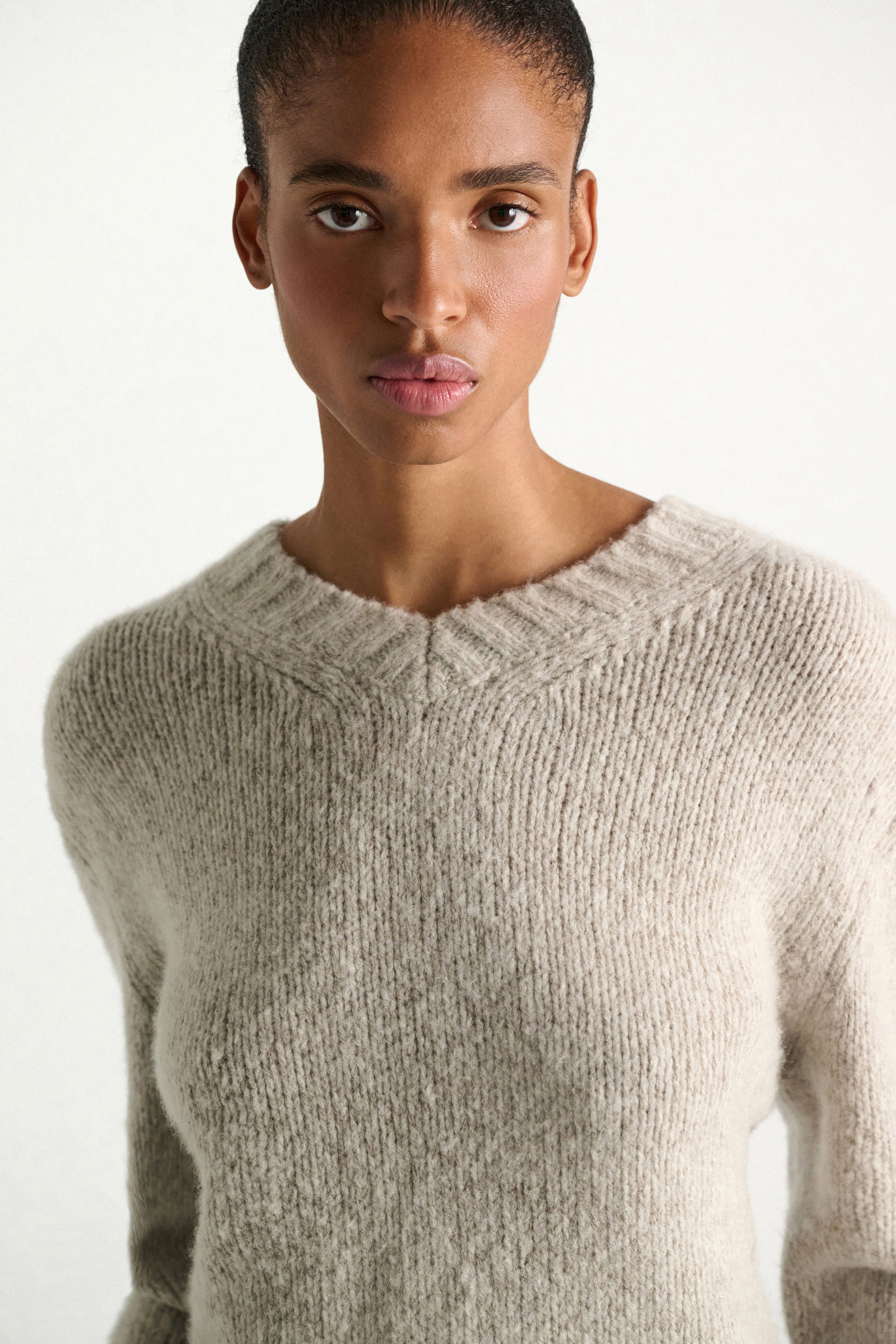 Dorothee Schumacher Cashmere V-neck pullover champignon Model Detail View
