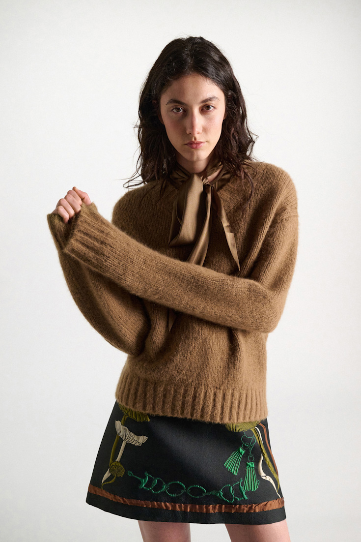 Dorothee Schumacher Pullover mit V-Ausschnitt aus Kaschmir porcini Model Detail View
