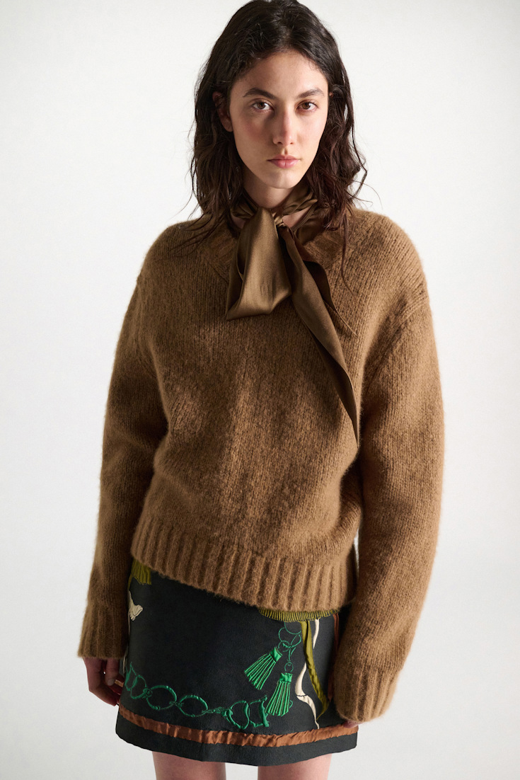 Dorothee Schumacher Pullover mit V-Ausschnitt aus Kaschmir porcini Model Detail View