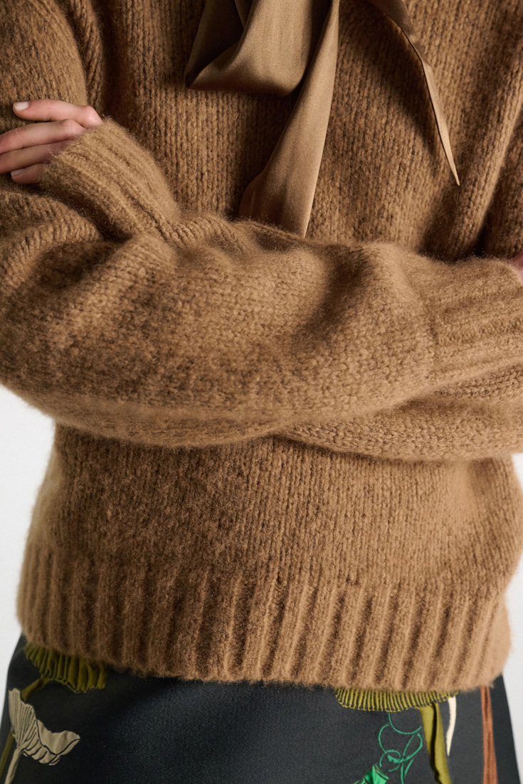 Dorothee Schumacher Pullover mit V-Ausschnitt aus Kaschmir porcini Model Detail View