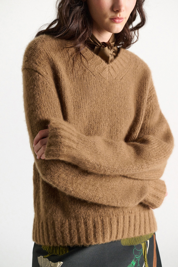 Dorothee Schumacher Pullover mit V-Ausschnitt aus Kaschmir porcini Model Detail View