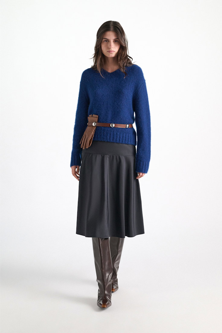 Dorothee Schumacher Pullover mit V-Ausschnitt aus Kaschmir ocean blue Model Front View