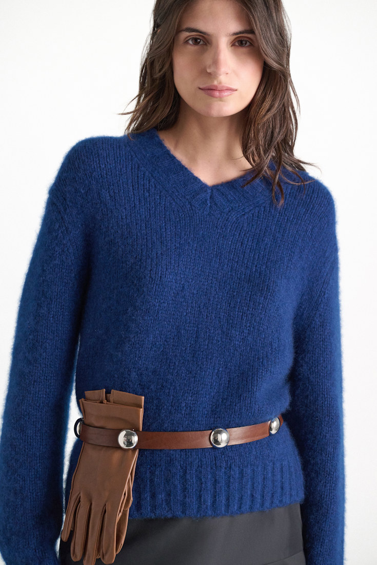 Dorothee Schumacher Pullover mit V-Ausschnitt aus Kaschmir ocean blue Model Detail View
