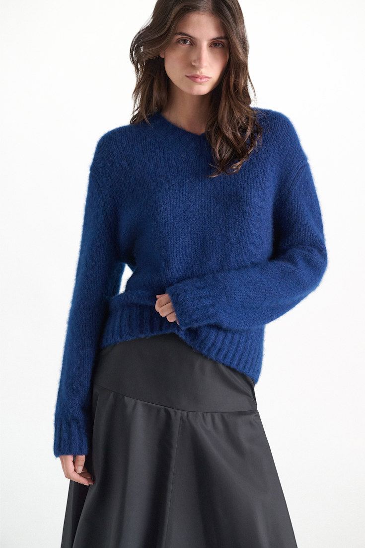Dorothee Schumacher Pullover mit V-Ausschnitt aus Kaschmir ocean blue Model Detail View