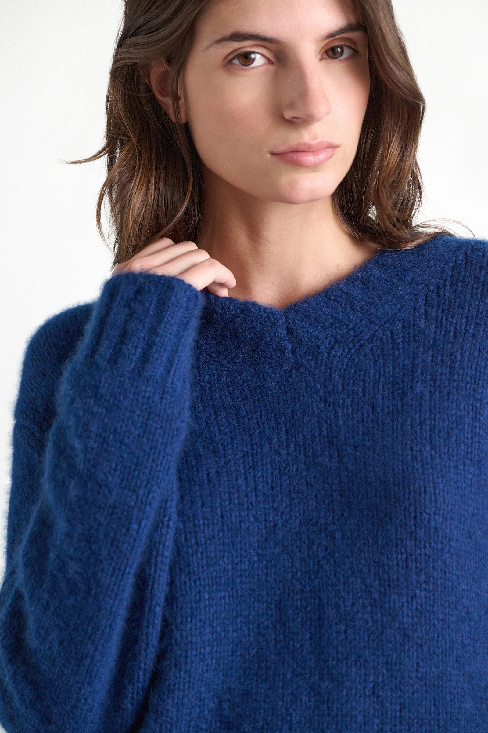 Dorothee Schumacher Pullover mit V-Ausschnitt aus Kaschmir ocean blue Model Detail View