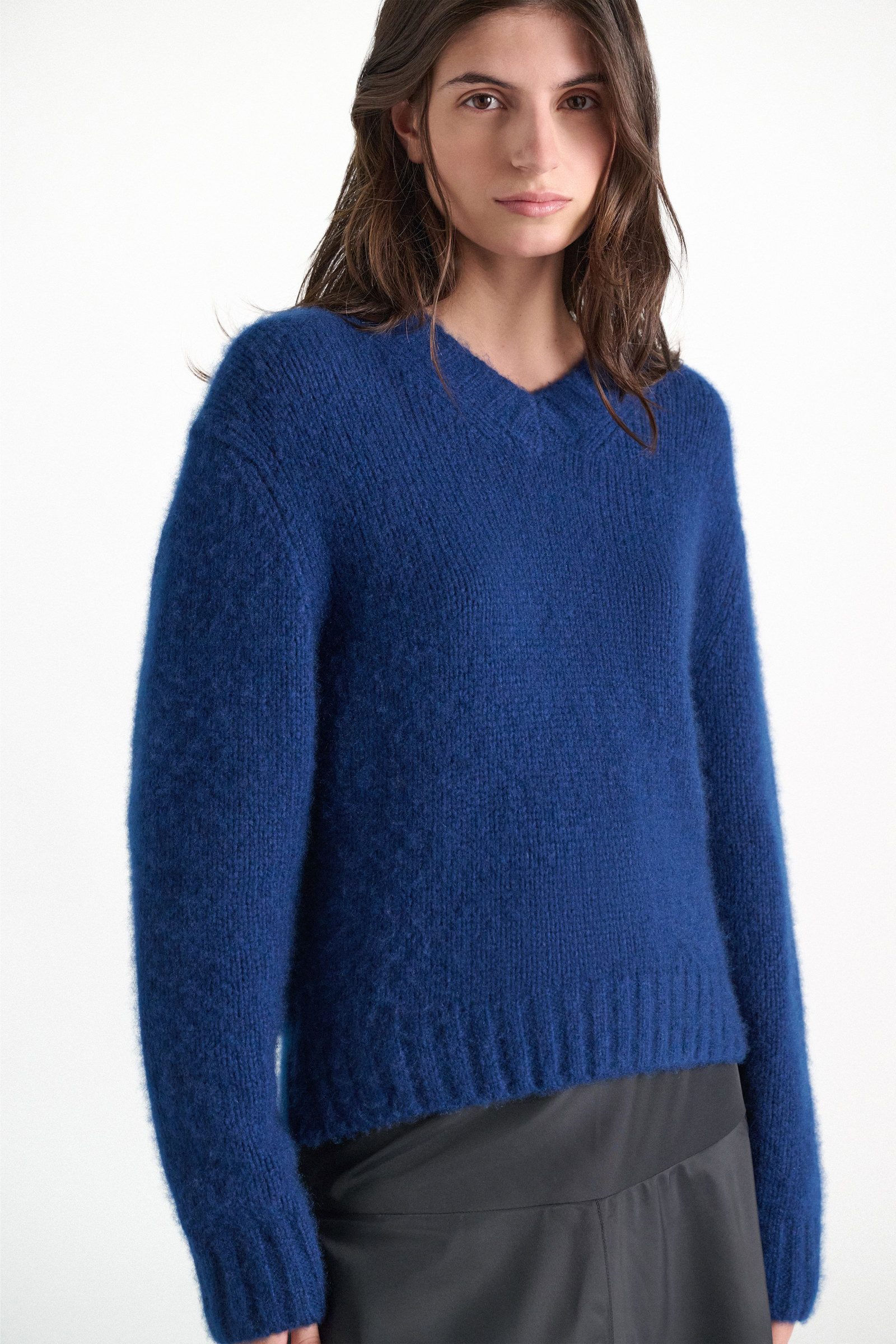 Dorothee Schumacher Pullover mit V-Ausschnitt aus Kaschmir ocean blue Model Detail View