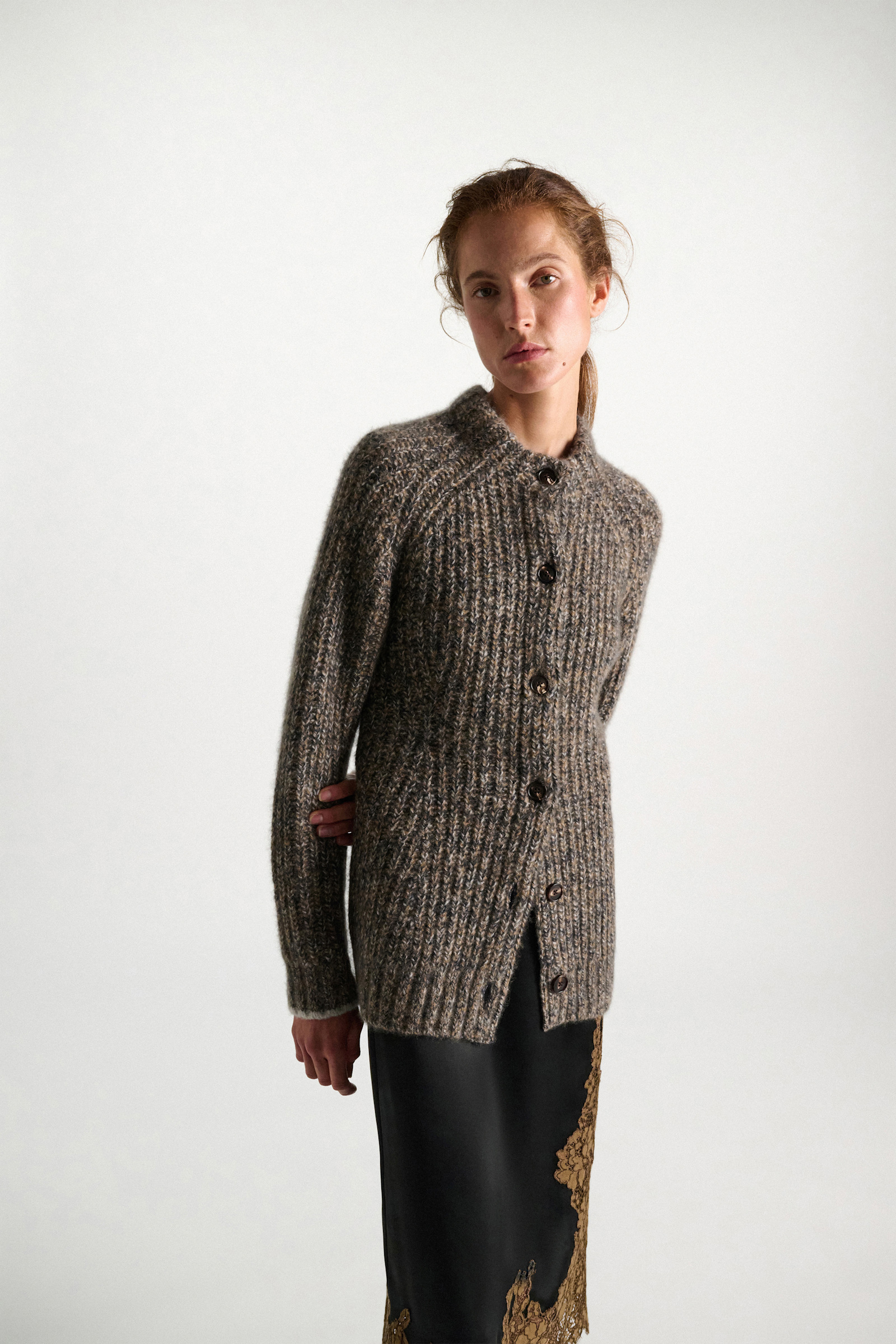 Dorothee Schumacher Cardigan mit Rundhals aus Kaschmir mist-thunder-walnut mouline Model Detail View