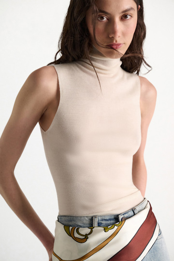 Dorothee Schumacher Sleeveless turtleneck in extra fine Merino camellia white Model Detail View