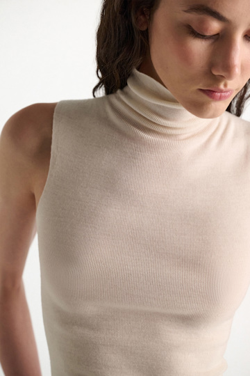 Dorothee Schumacher Sleeveless turtleneck in extra fine Merino camellia white Model Detail View