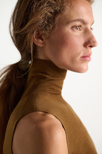Dorothee Schumacher Sleeveless turtleneck in extra fine Merino saffron Model Detail View
