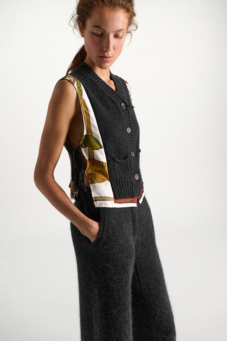 Dorothee Schumacher Gilet mit V-Ausschnitt aus Merino und Kaschmir Brown Ribbon scarf Model Detail View