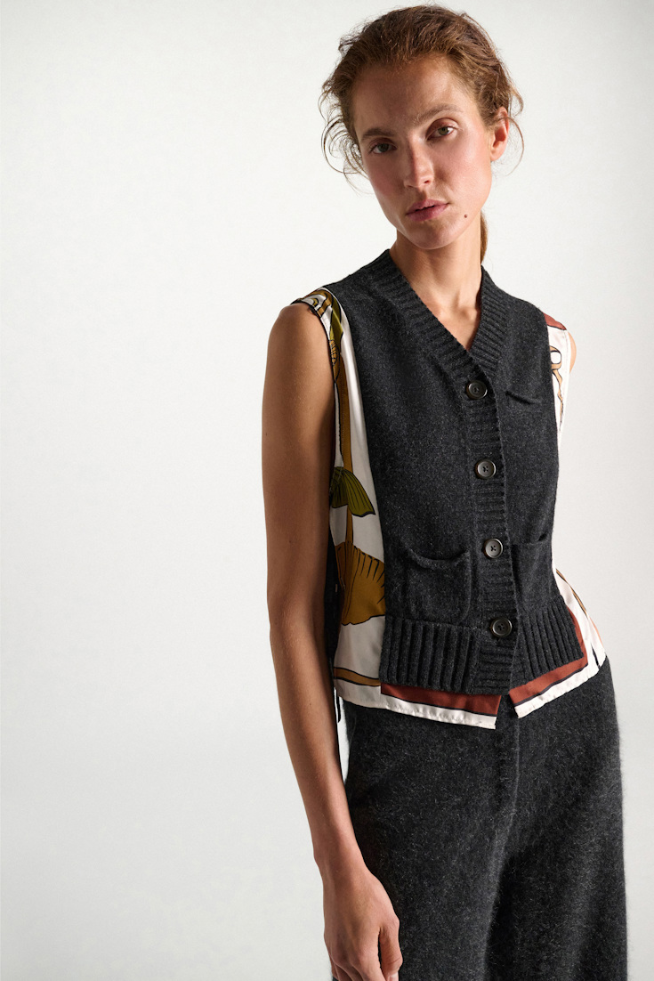 Dorothee Schumacher Gilet mit V-Ausschnitt aus Merino und Kaschmir Brown Ribbon scarf Model Detail View