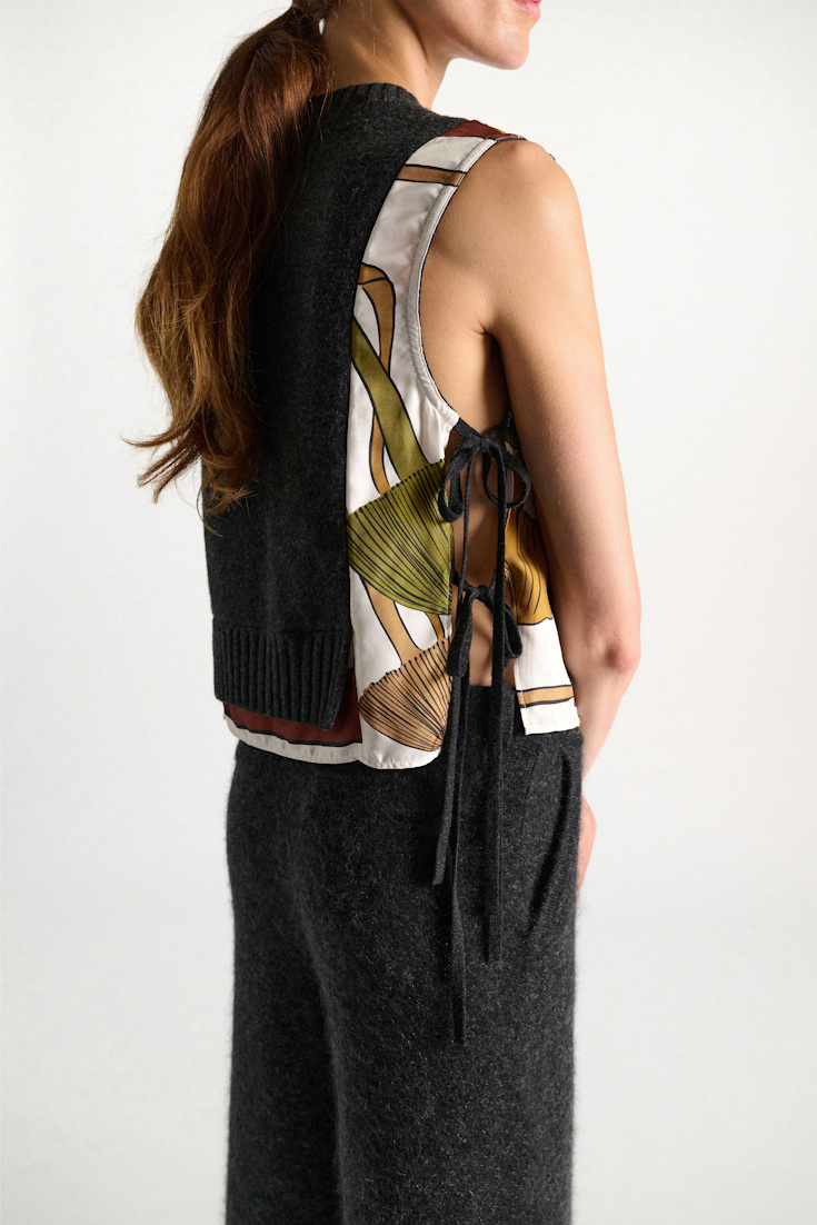 Dorothee Schumacher Gilet mit V-Ausschnitt aus Merino und Kaschmir Brown Ribbon scarf Model Detail View