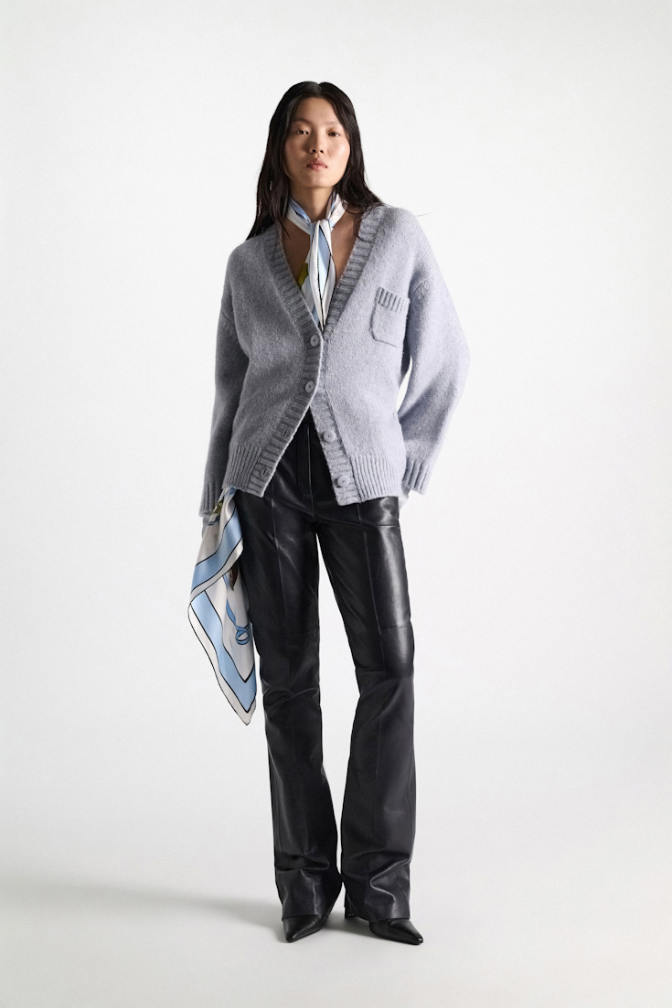 Dorothee Schumacher Cardigan mit V-Ausschnitt aus Merinowollmischung mit Baby Alpaka winter blue Model Front View