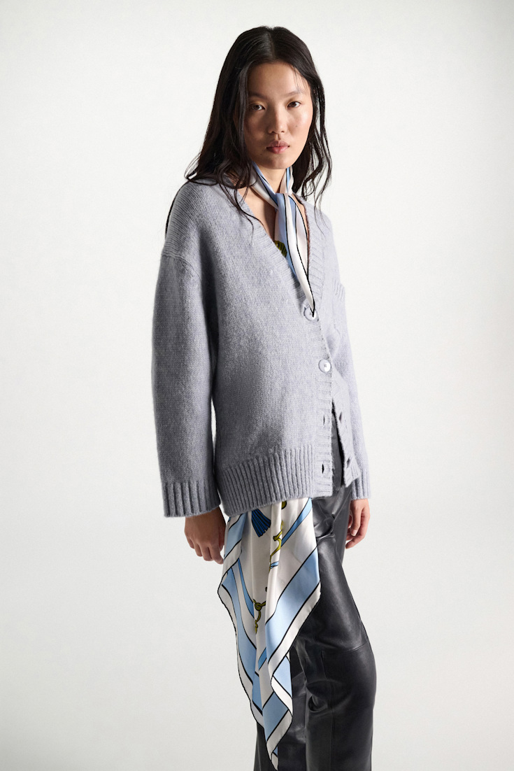 Dorothee Schumacher Cardigan mit V-Ausschnitt aus Merinowollmischung mit Baby Alpaka winter blue Model Detail View