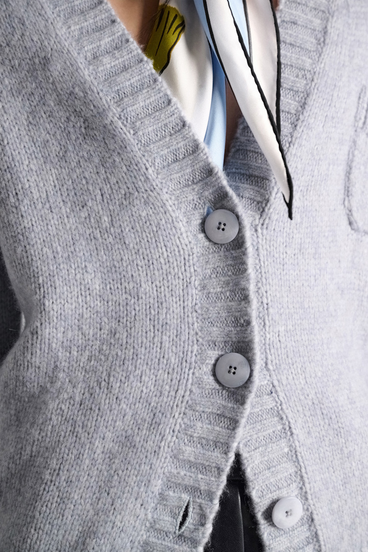 Dorothee Schumacher Cardigan mit V-Ausschnitt aus Merinowollmischung mit Baby Alpaka winter blue Model Detail View