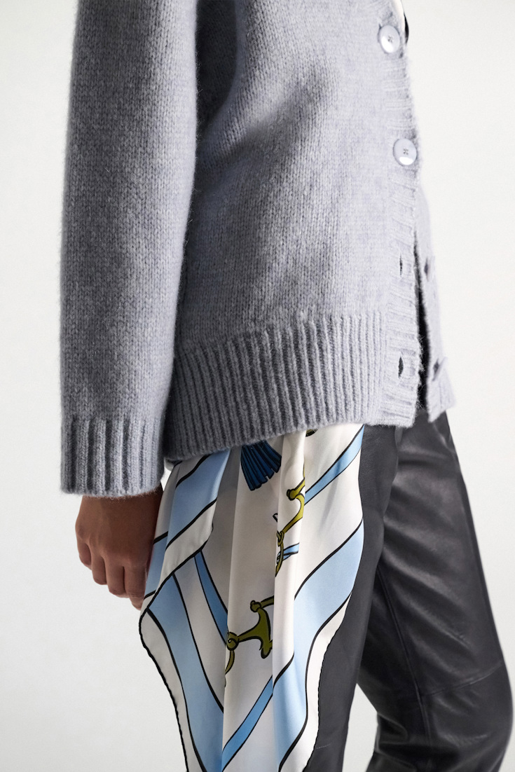 Dorothee Schumacher Cardigan mit V-Ausschnitt aus Merinowollmischung mit Baby Alpaka winter blue Model Detail View
