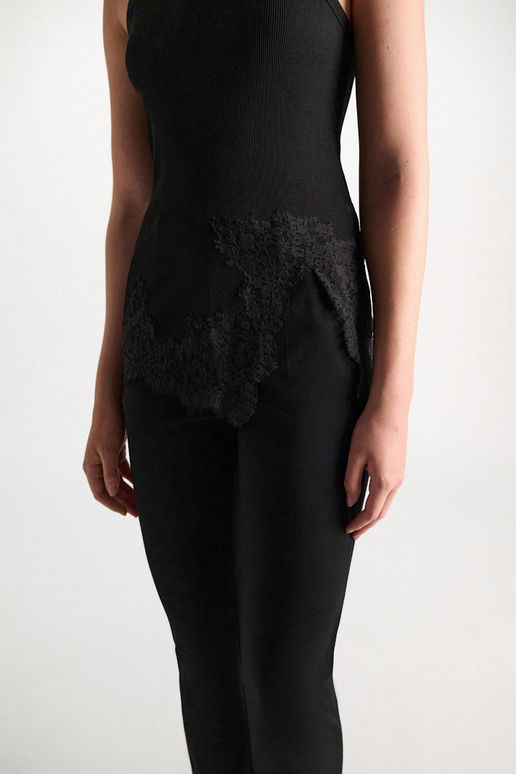Dorothee Schumacher Rippentanktop mit Spitzeneinsatz aus Baumwolle black Model Detail View