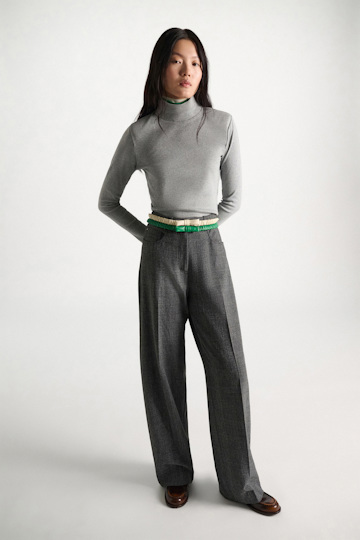 Dorothee Schumacher Fine rib cotton turtleneck with two-tone collar grey mel. patch Model Detail View