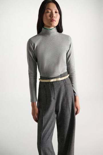 Dorothee Schumacher Fine rib cotton turtleneck with two-tone collar grey mel. patch Model Detail View
