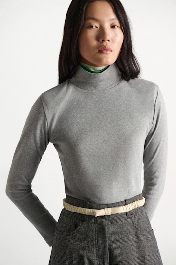 Dorothee Schumacher Fine rib cotton turtleneck with two-tone collar grey mel. patch Model Detail View