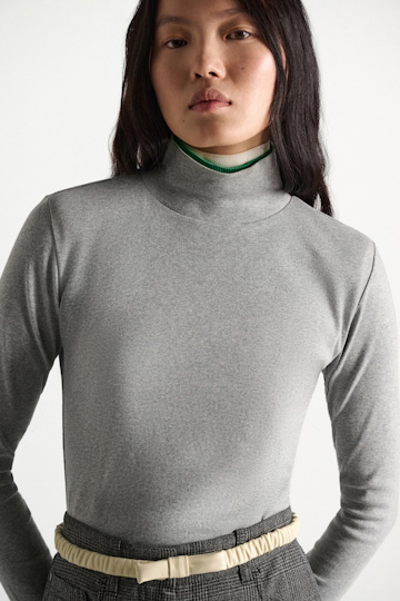 Dorothee Schumacher Fine rib cotton turtleneck with two-tone collar grey mel. patch Model Detail View
