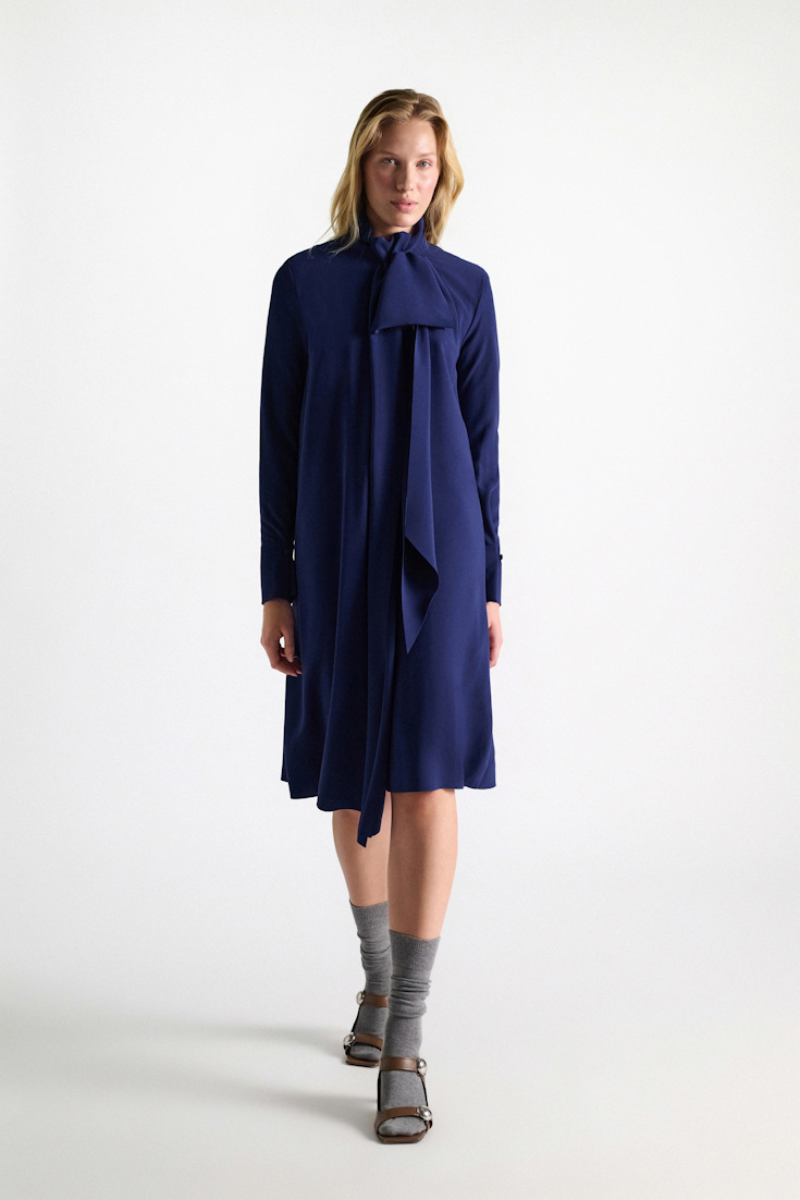 Dorothee Schumacher Drapiertes Bow-Kleid aus japanischem Crêpe ocean blue Model Detail View