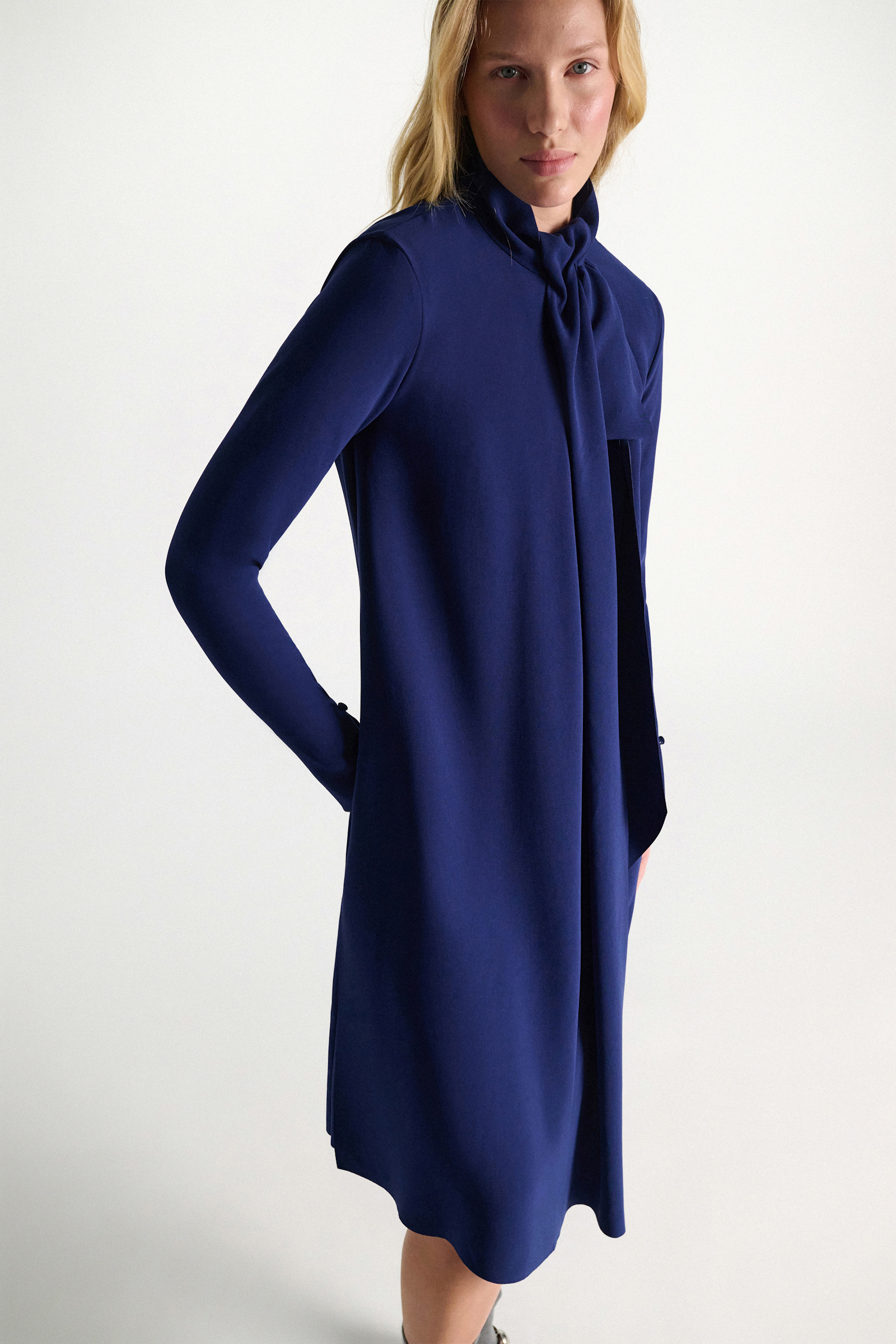 Dorothee Schumacher Drapiertes Bow-Kleid aus japanischem Crêpe ocean blue Model Detail View