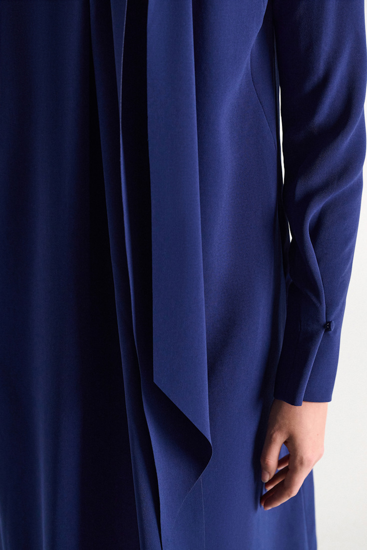 Dorothee Schumacher Drapiertes Bow-Kleid aus japanischem Crêpe ocean blue Model Detail View