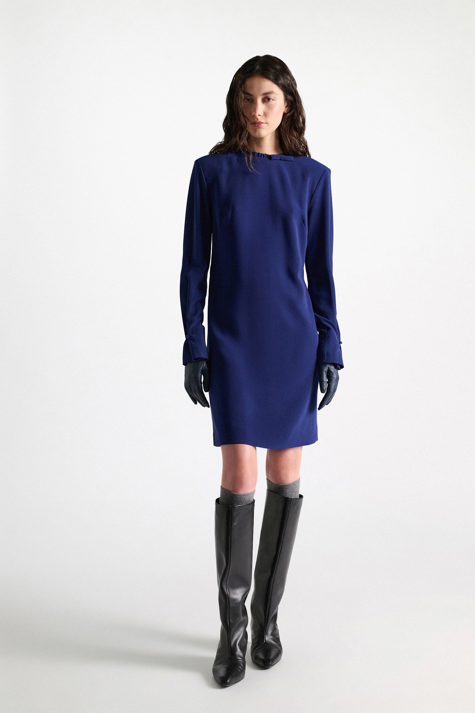 Dorothee Schumacher Kurzes Shiftkleid aus japanischem Crêpe ocean blue Model Front View