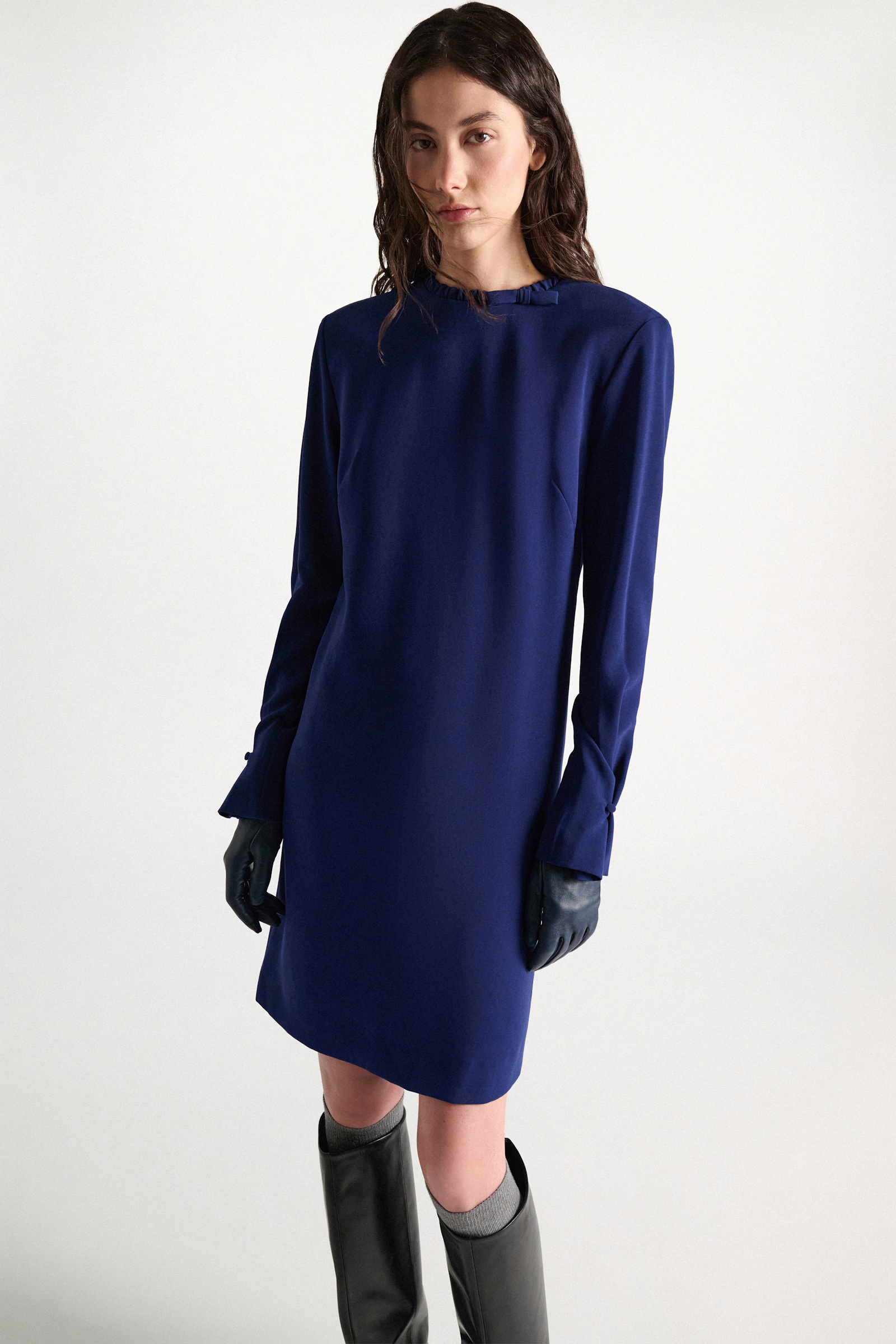 Dorothee Schumacher Kurzes Shiftkleid aus japanischem Crêpe ocean blue Model Detail View