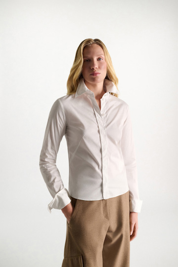 Dorothee Schumacher Slim-fit stretch poplin blouse with memory wire details pure white Model Detail View