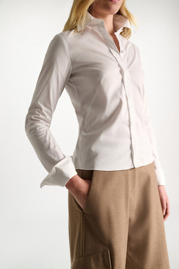 Dorothee Schumacher Slim-fit stretch poplin blouse with memory wire details pure white Model Detail View