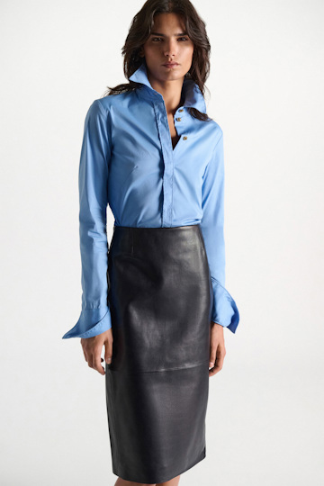 Dorothee Schumacher Slim-fit stretch poplin blouse with memory wire details sky blue Model Detail View