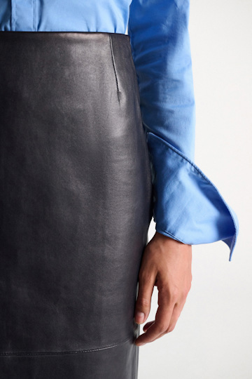 Dorothee Schumacher Slim-fit stretch poplin blouse with memory wire details sky blue Model Detail View