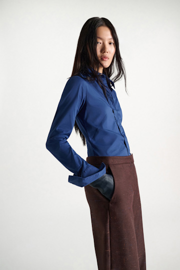 Dorothee Schumacher Slim-fit stretch poplin blouse with memory wire details ocean blue Model Detail View