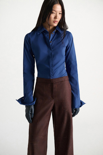 Dorothee Schumacher Slim-fit stretch poplin blouse with memory wire details ocean blue Model Detail View