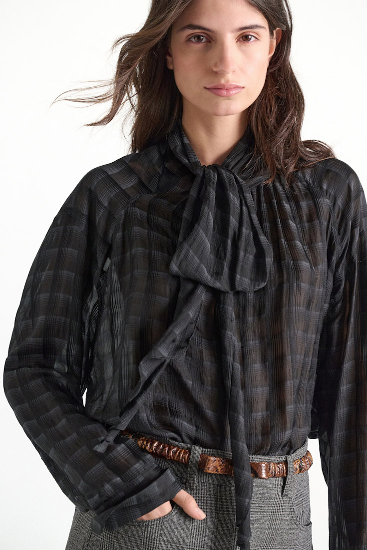 Dorothee Schumacher Karierte Bluse aus halbtransparenter Baumwoll-Seide smoked pearl Model Detail View