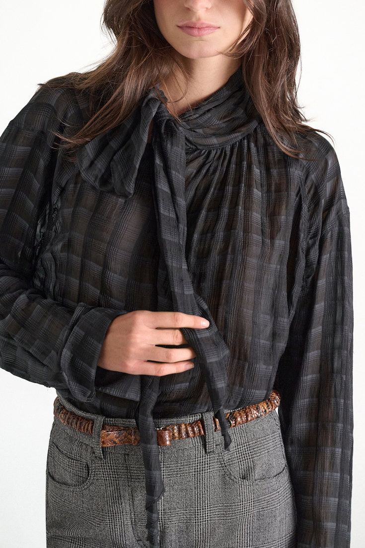 Dorothee Schumacher Karierte Bluse aus halbtransparenter Baumwoll-Seide smoked pearl Model Detail View