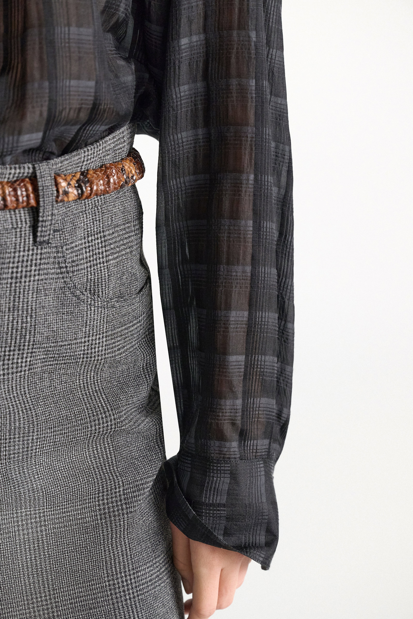 Dorothee Schumacher Karierte Bluse aus halbtransparenter Baumwoll-Seide smoked pearl Model Detail View
