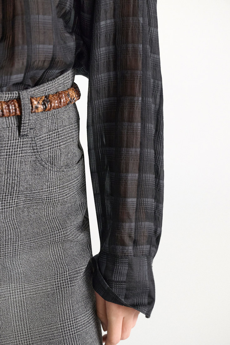 Dorothee Schumacher Karierte Bluse aus halbtransparenter Baumwoll-Seide smoked pearl Model Detail View