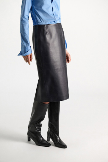 Dorothee Schumacher Leather pencil skirt midnight navy Model Detail View