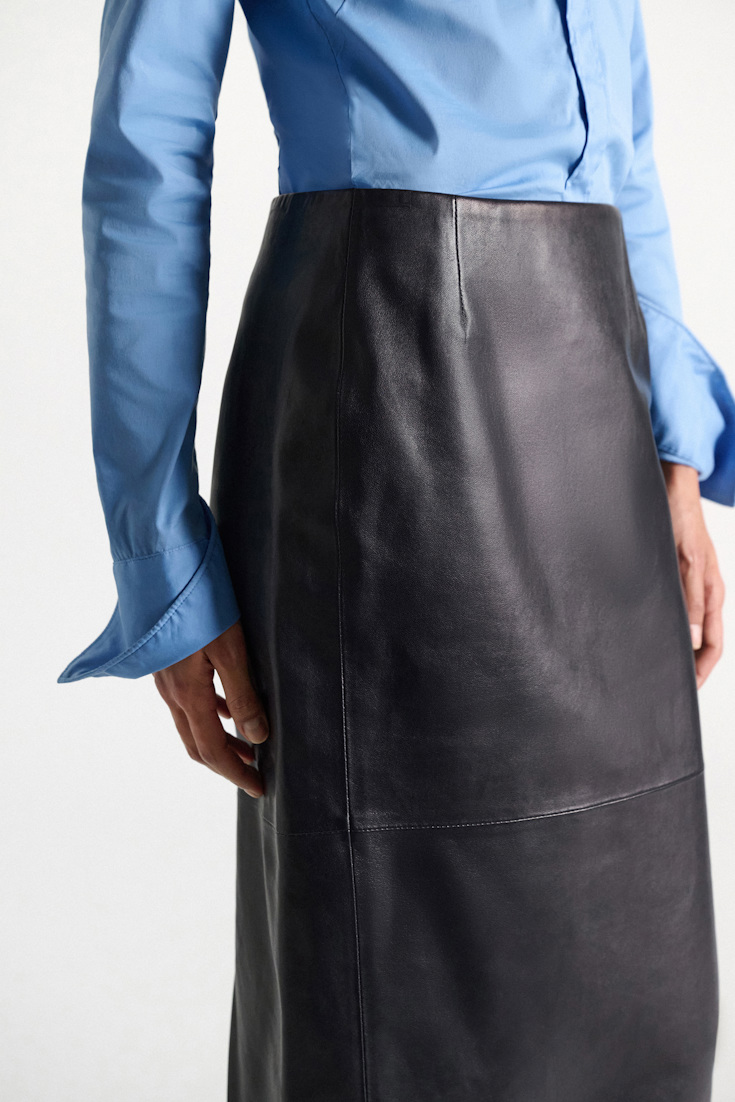 Dorothee Schumacher Leather pencil skirt midnight navy Model Detail View