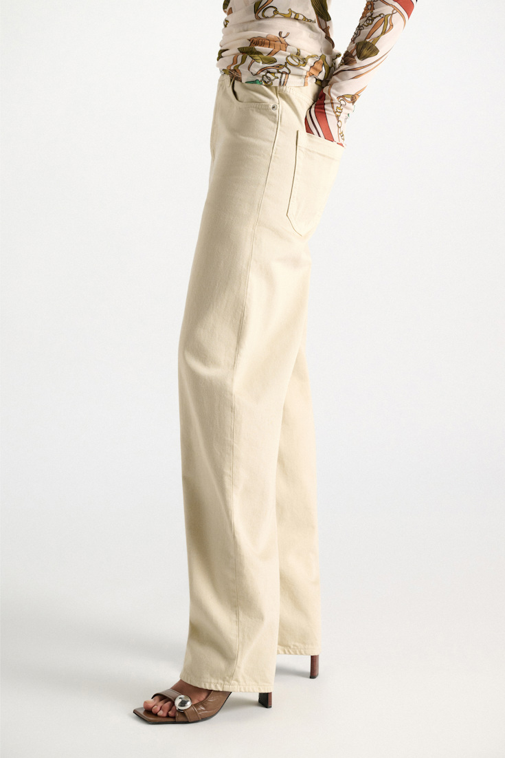Dorothee Schumacher Garment dyed barrel leg jeans champignon Model Detail View