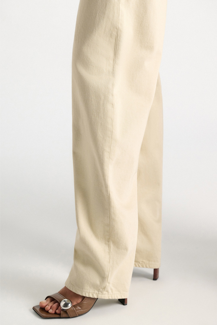 Dorothee Schumacher Garment dyed barrel leg jeans champignon Model Detail View